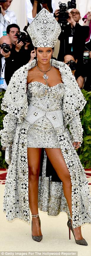 4BF4618500000578-5701183-Absolutely_stunning_Rihanna_took_over_the_Met_Gala_red_carpet_on-m-399_1525742105298