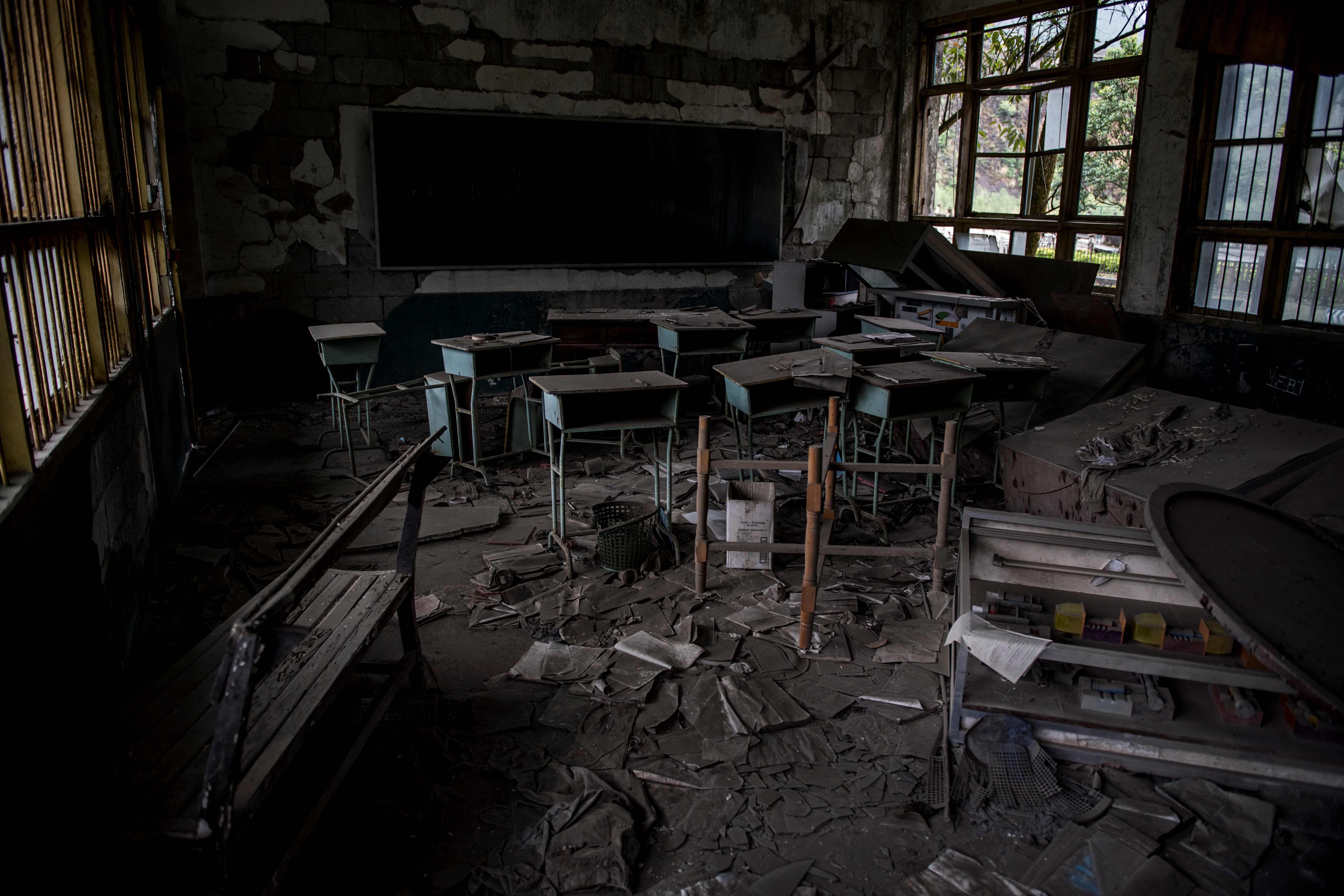 فصول مدرسية مدمرة بسبب زلزال سيتشوان 2008