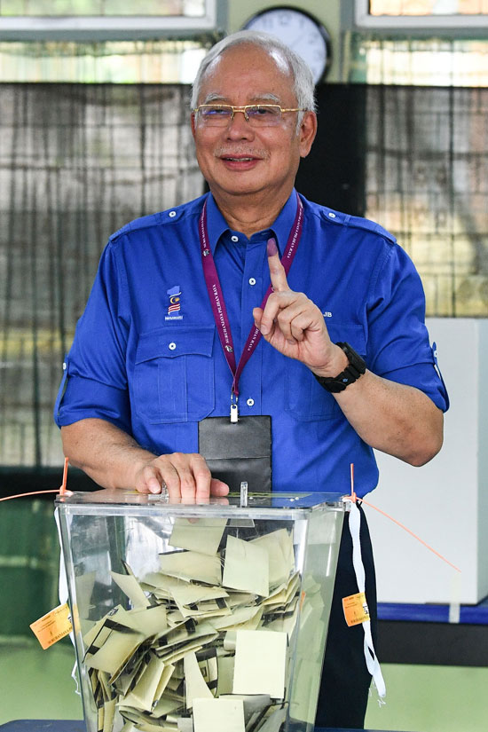رئيس وزراء ماليزيا يدلى بصوته فى الانتخابات العامة