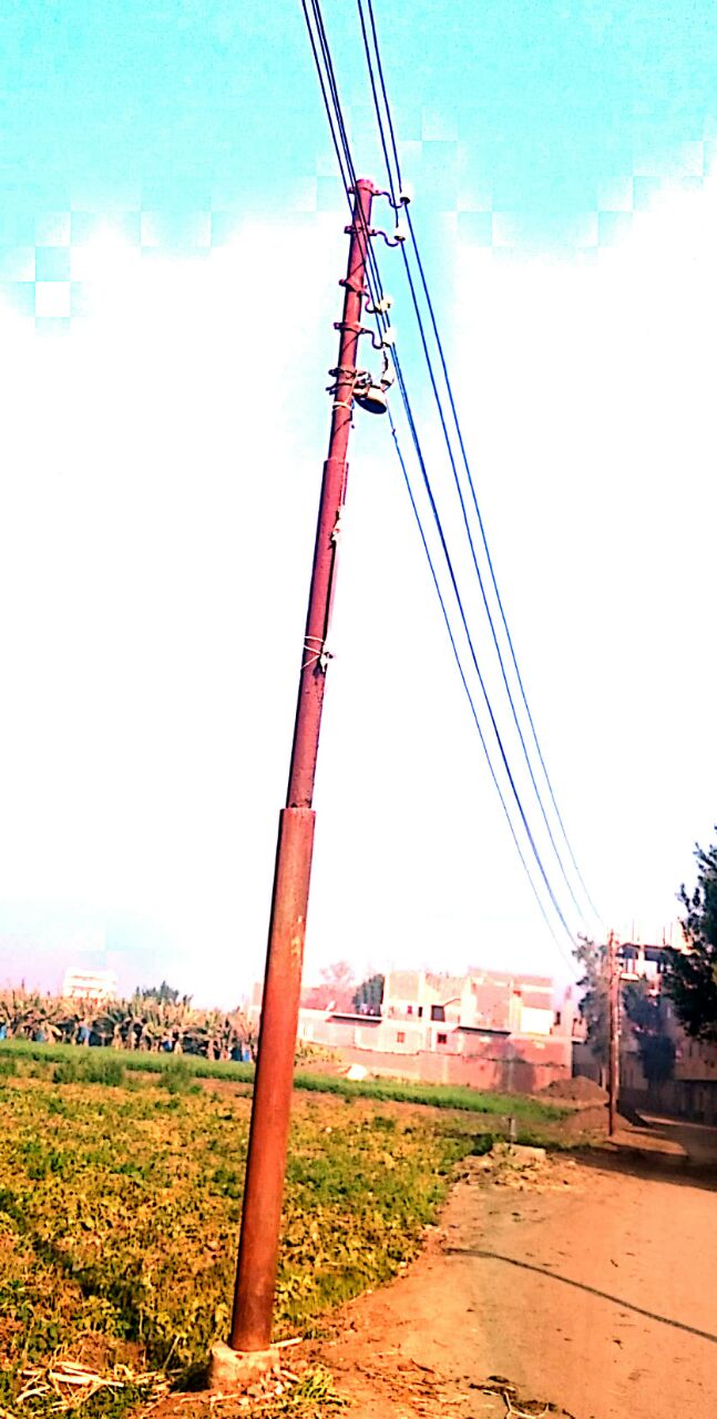 تهالك أعمدة الكهرباء فى القرية (1)