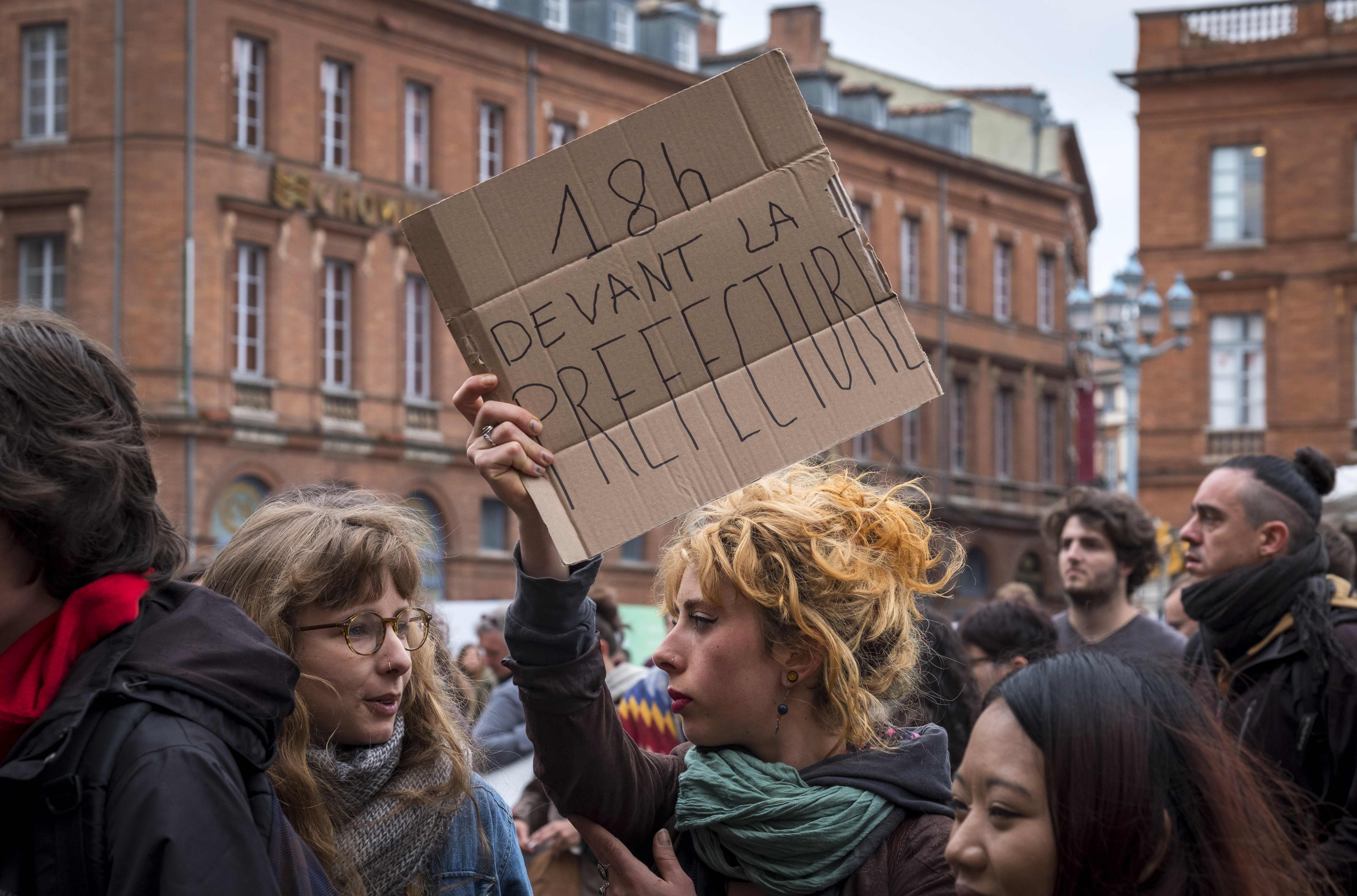 طلاب يتظاهرون بفرنسا
