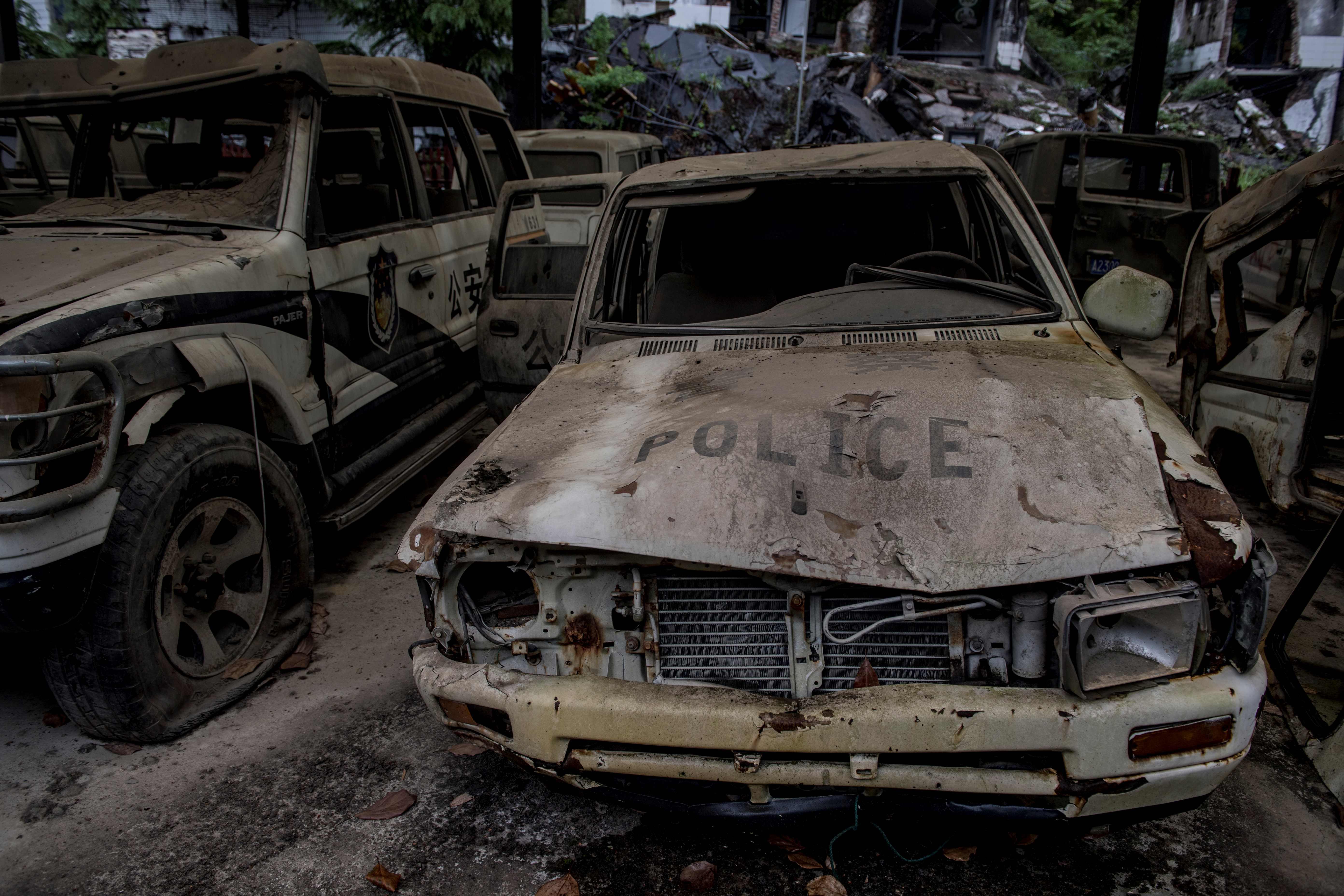 سيارات الشرطة مدمرة فى مدينة ستيشوان منذ عام 2008