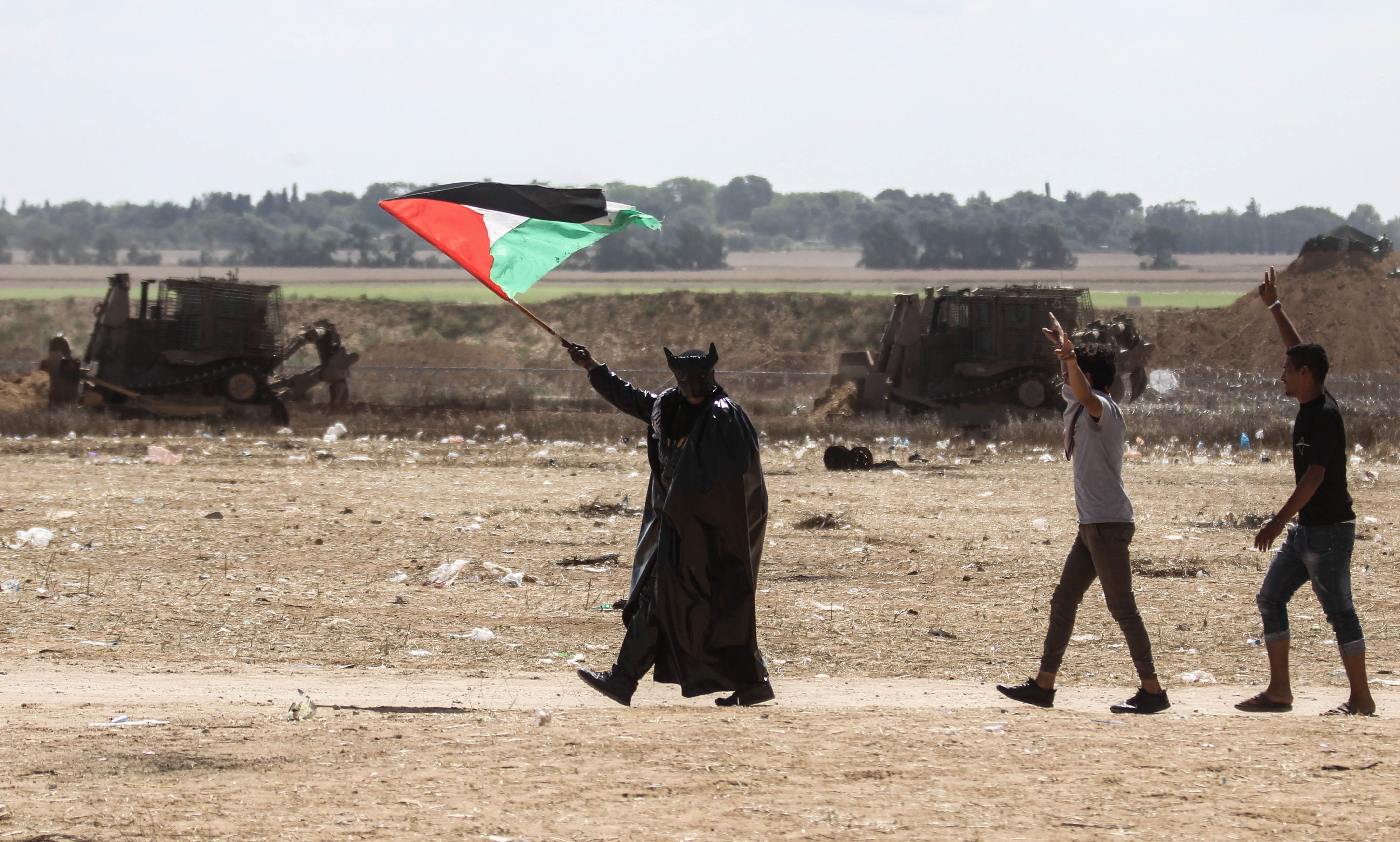 جانب من حمل مواطن فلسطينى العلم 