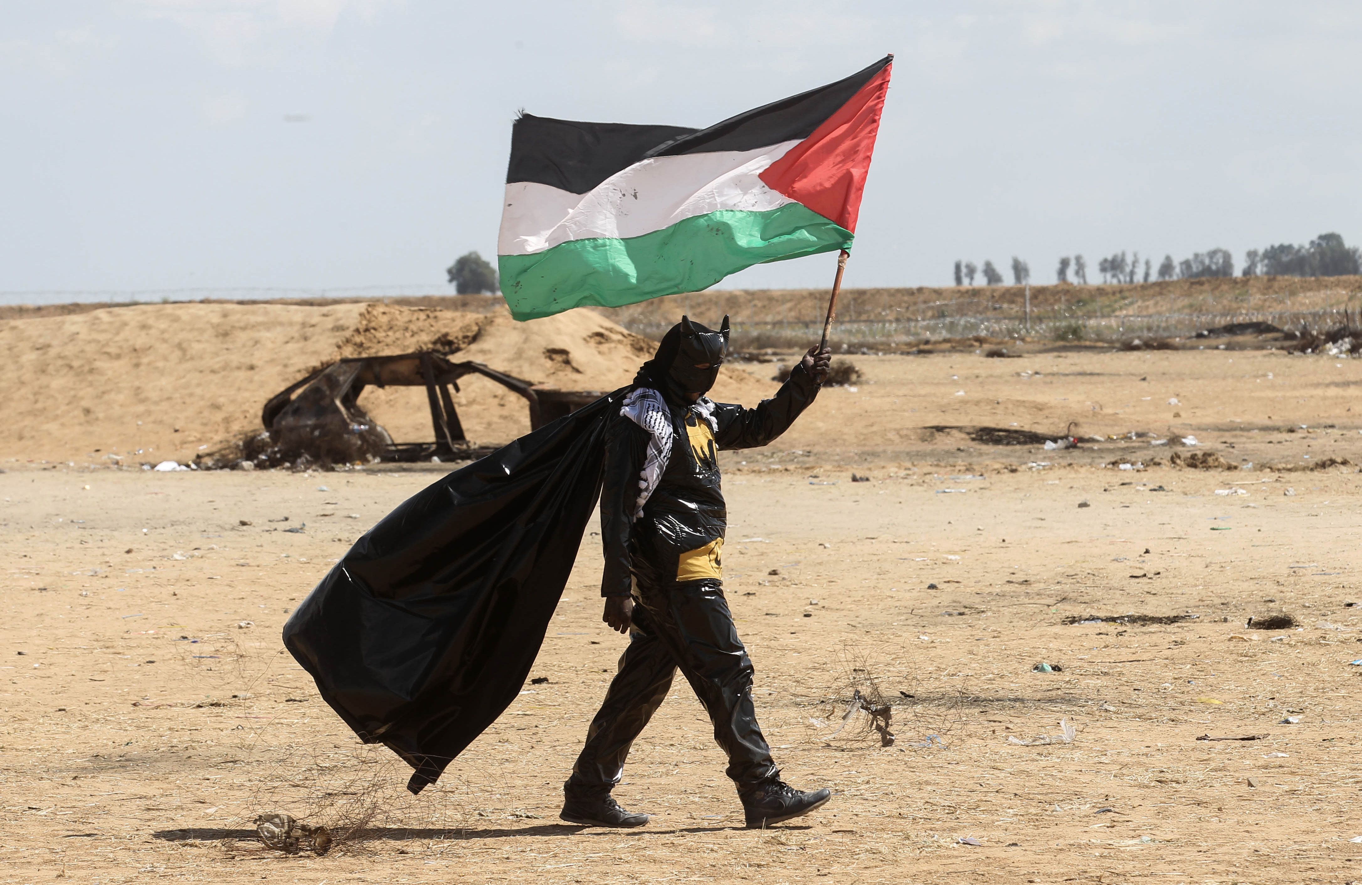 شاب يحمل العلم الفلسطينى 