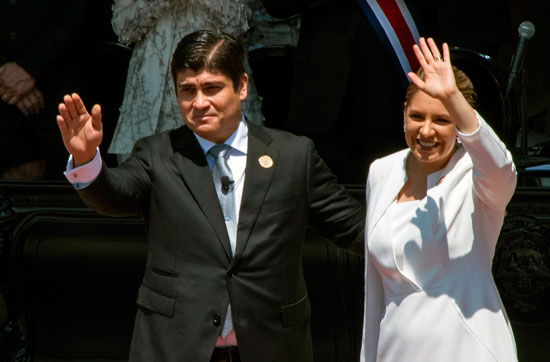 رئيس كوستاريكا الجديد كارلوس ألفارادو وزوجته