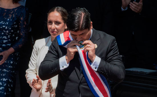 رئيس كوستاريكا الجديد كارلوس ألفارادو يقبل علم بلاده