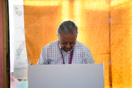 مهاتير محمد يدلى بصوته فى الانتخابات الماليزية