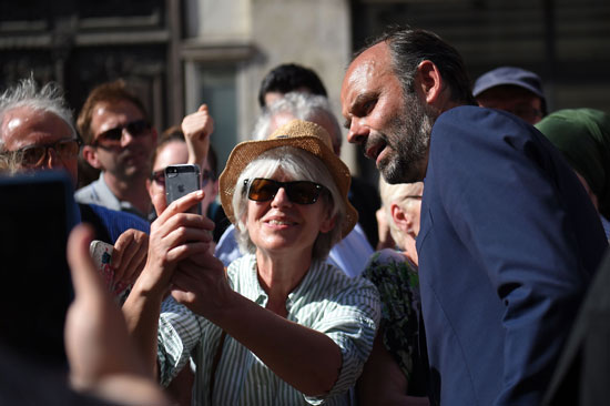 رئيس وزراء فرنسا يلتقط صورة سيلفى مع احدى المواطنات