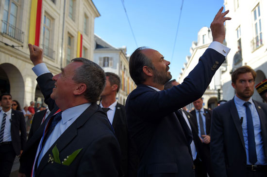 رئيس وزراء فرنسا يلوح للمواطنين خلال احتفالات تكريم القديسة جان دارك