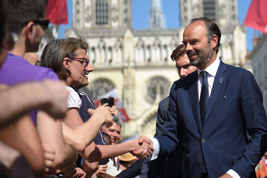 رئيس وزراء فرنسا يصافح المواطنين خلال مشاركته بحفل تكريم القديسة جان دارك