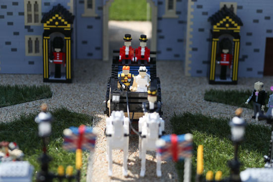 تجسيد للعربة الملكية تنقل العروسين داخل القلعة