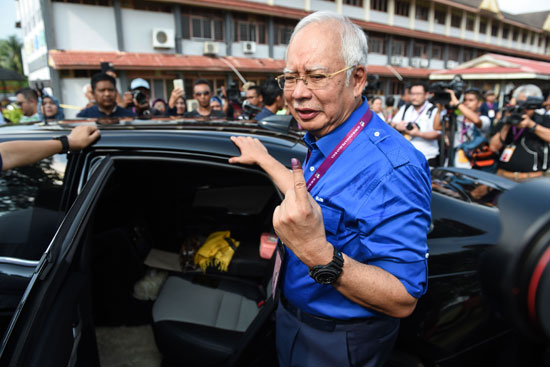 رئيس وزراء ماليزيا ينتهى من الإدلاء بصوته فى الانتخابات
