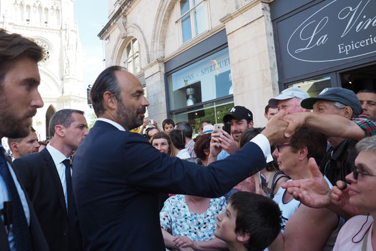 رئيس وزراء فرنسا يصافح المواطنين خلال الاحتفالات