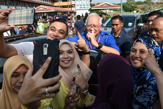 ناخبون يلتقطون صورة سيلفى مع رئيس وزراء ماليزيا