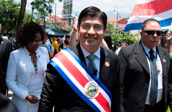 رئيس كوستاريكا الجديد كارلوس ألفارادو يصل حفل تنصيبه