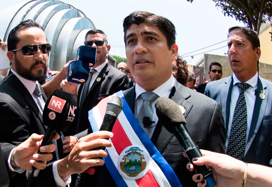 رئيس كوستاريكا الجديد كارلوس ألفارادو يتحدث لوسائل الإعلام