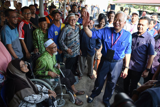 رئيس وزراء ماليزيا يحيى الناخبين فى مراكز الاقتراع