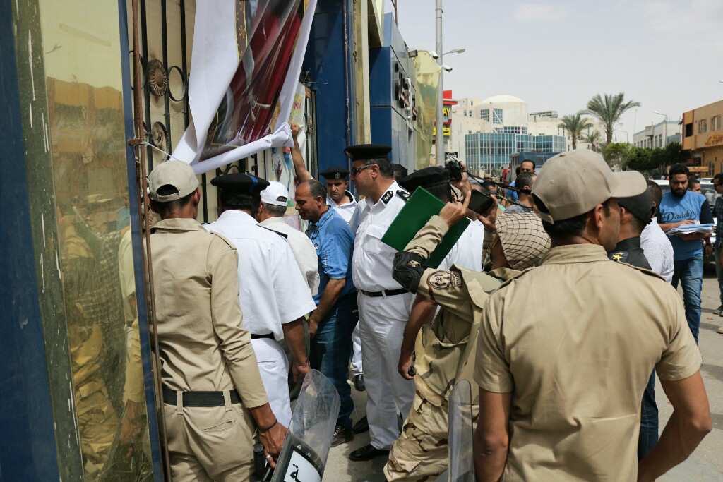 6- الشرطة تنفذ قرار الاغلاق 6- الشرطة تنفذ قرار الاغلاق