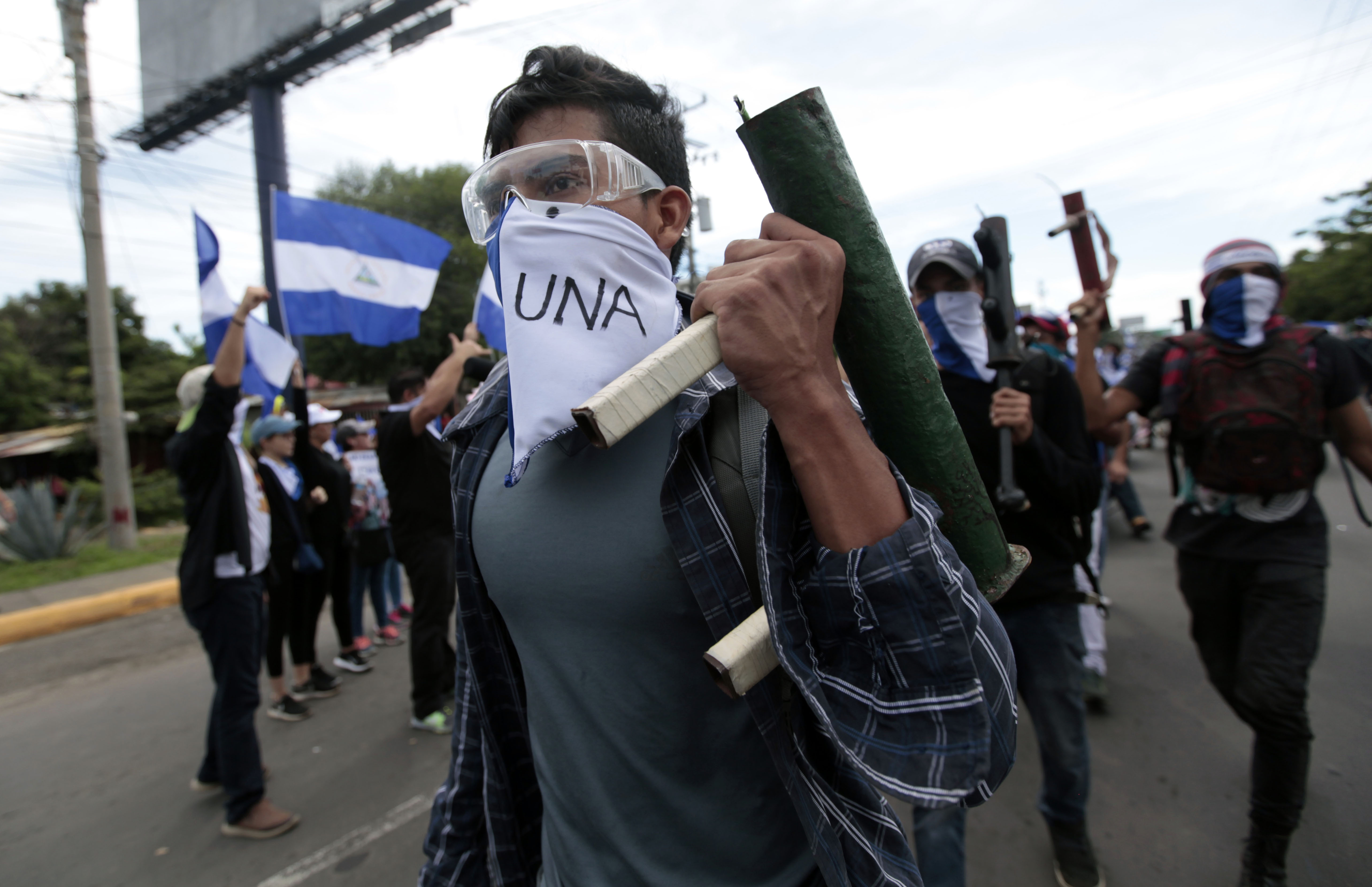 متظاهر يحمل سلاح خلال المظاهرات