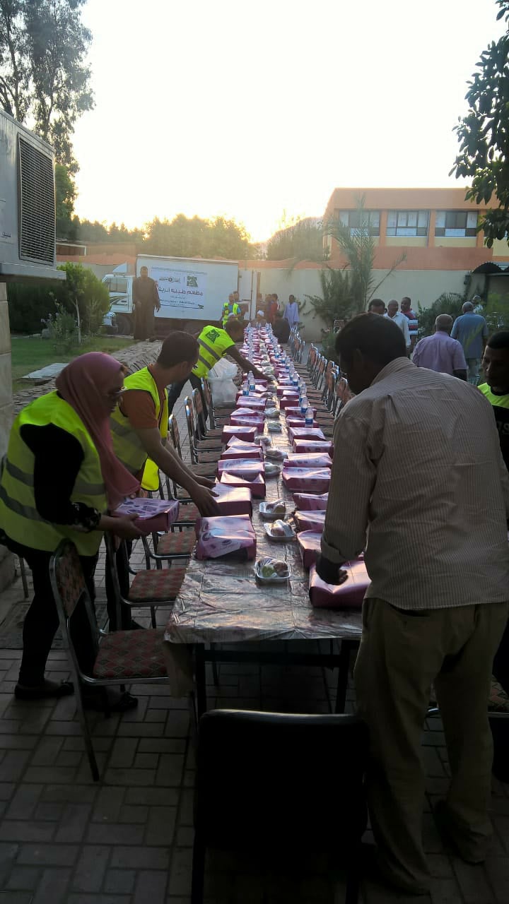 رئيس مدينة القرنة ينظم حفل إفطار لـ250 مواطن وعامل وموظف بالبر الغربي (1)