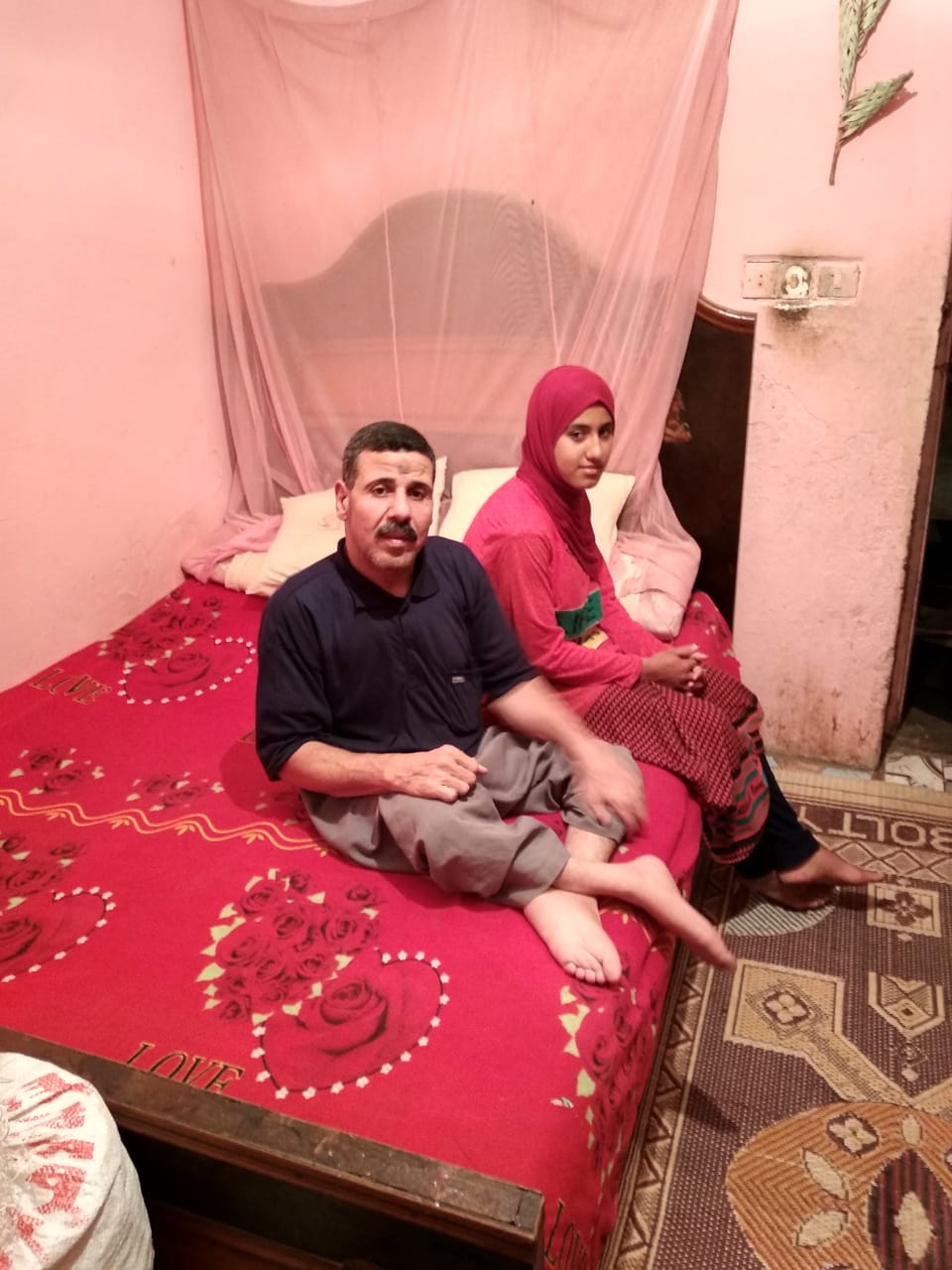 صفاء ووالدها فى إحدى الحجرات صفاء ووالدها فى إحدى الحجرات