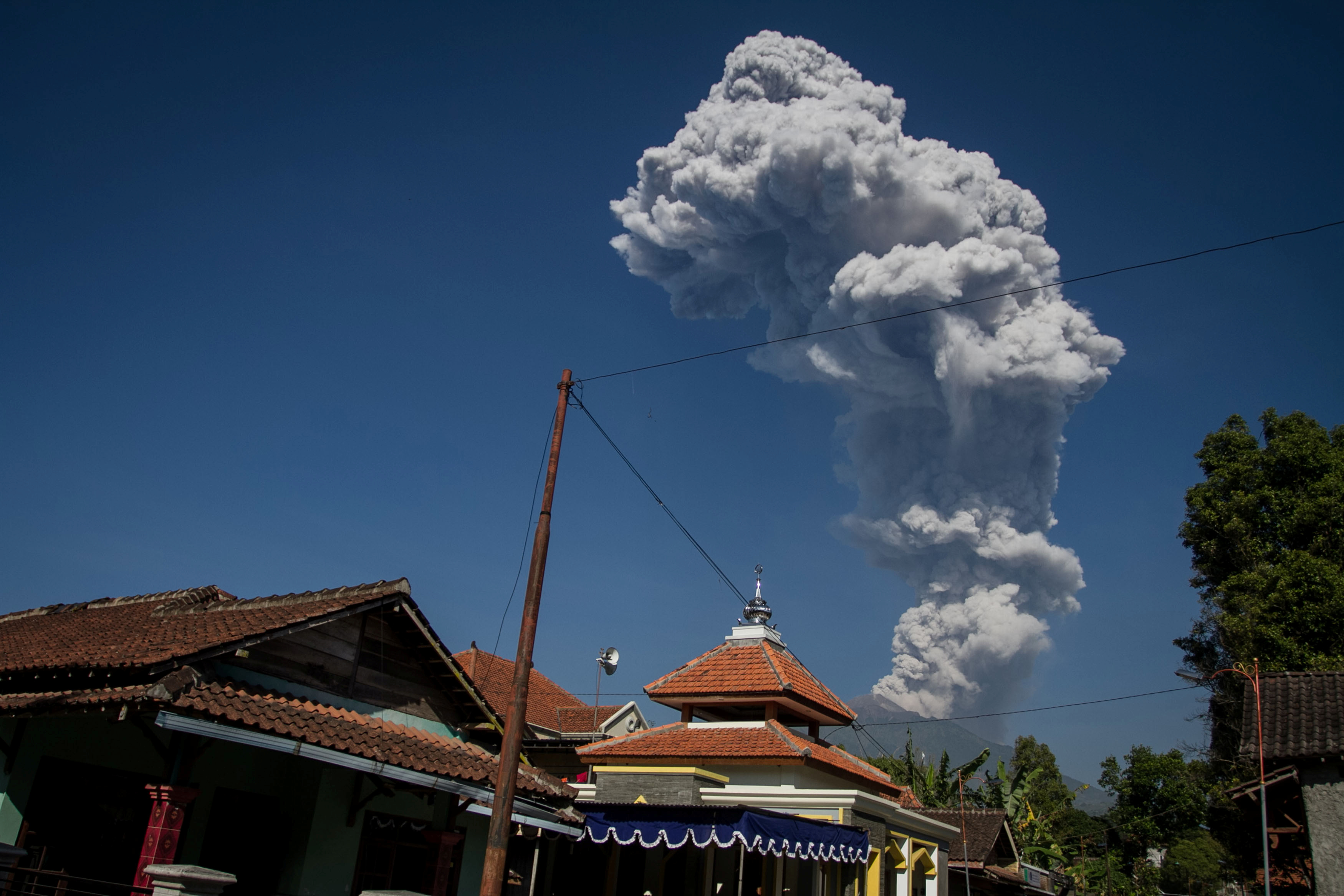 صور انبعاث دخان من بركان فى اندونيسيا (4)