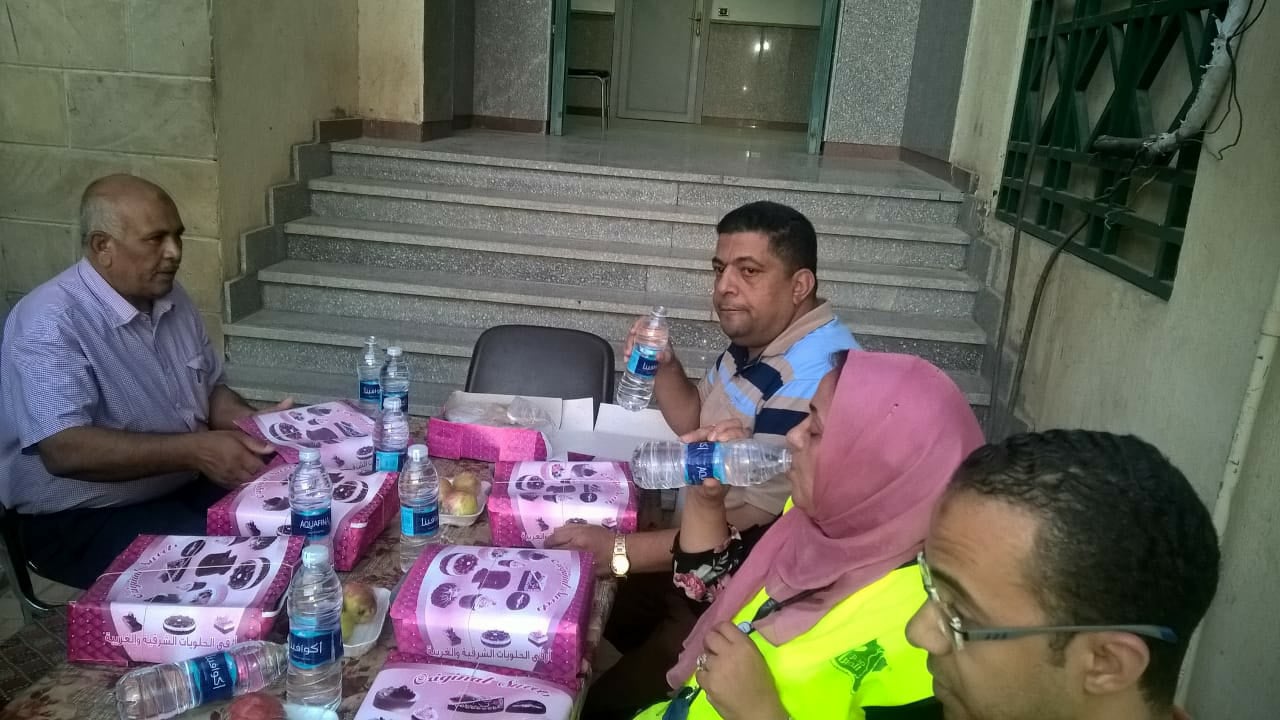 رئيس مدينة القرنة ينظم حفل إفطار لـ250 مواطن وعامل وموظف بالبر الغربي (3)
