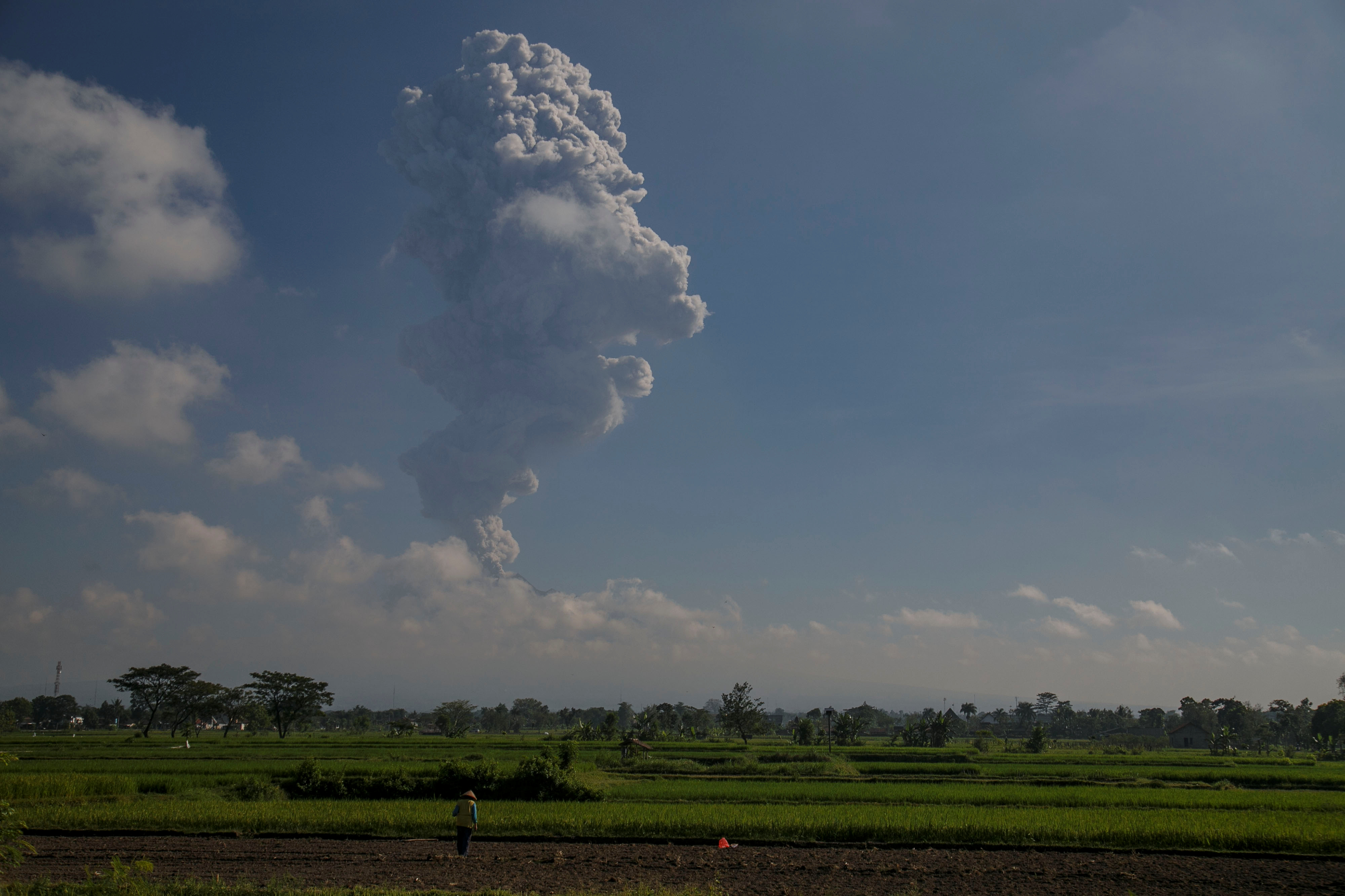 صور انبعاث دخان من بركان فى اندونيسيا (2)