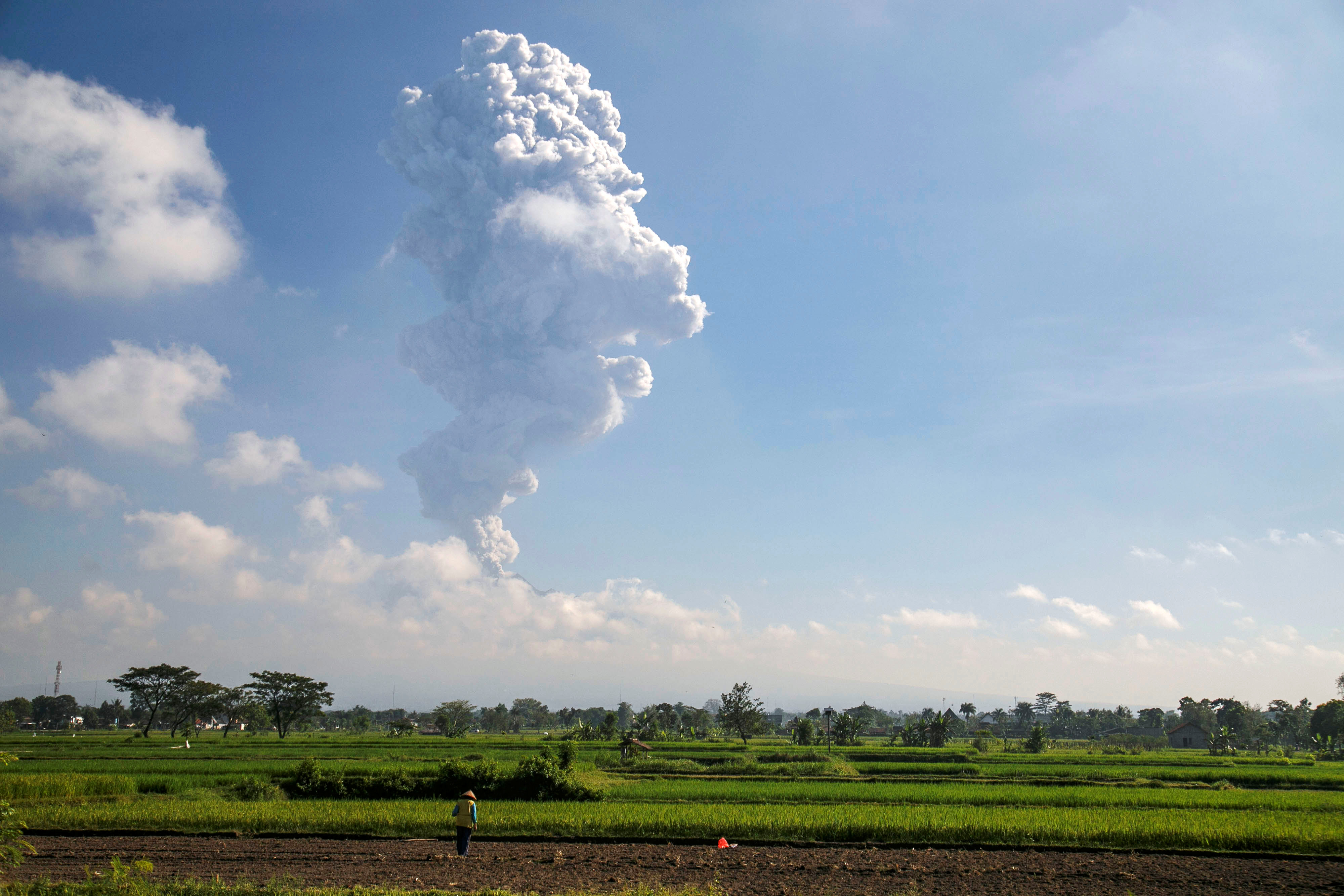 صور انبعاث دخان من بركان فى اندونيسيا (1)