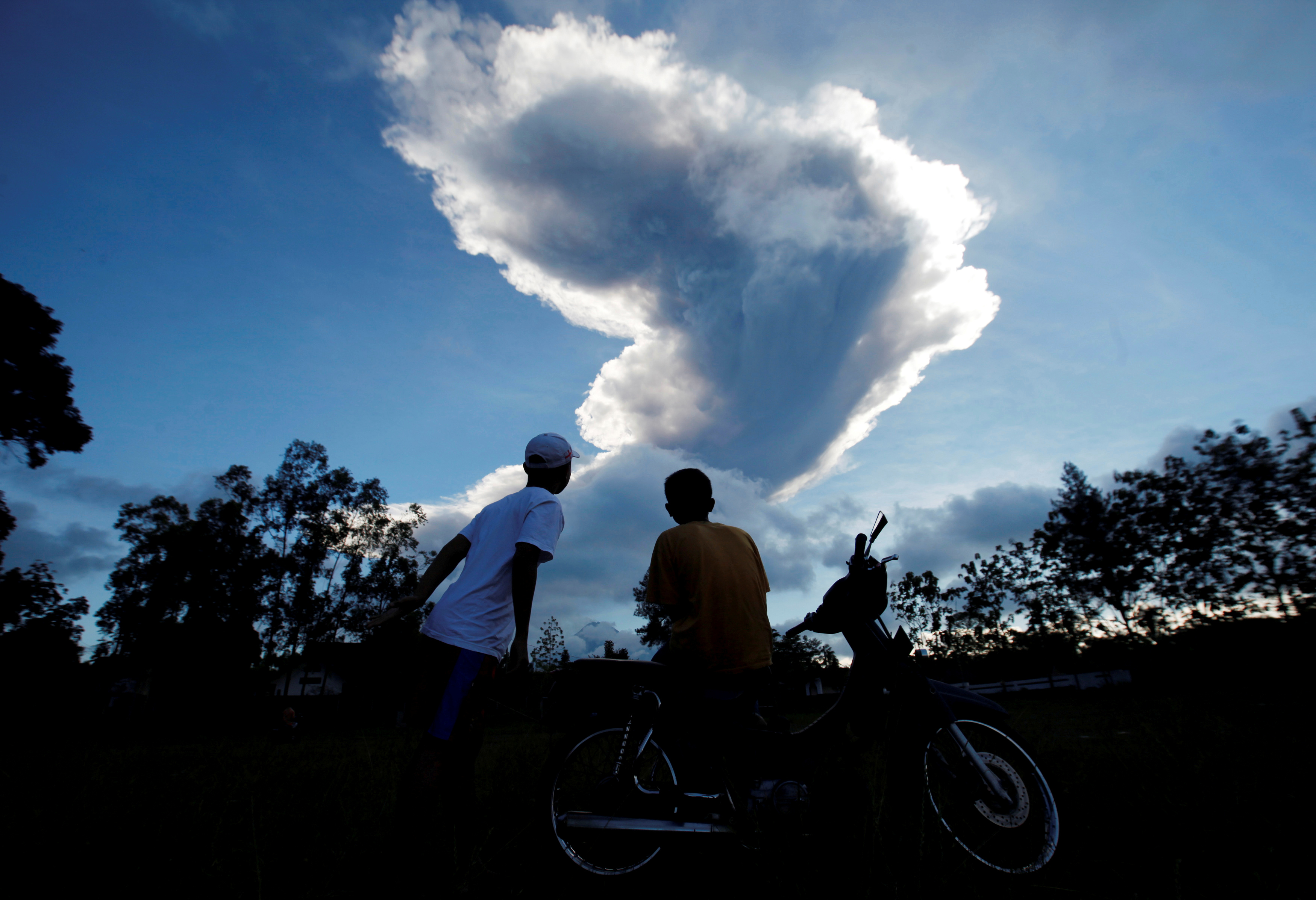 صور انبعاث دخان من بركان فى اندونيسيا (3)
