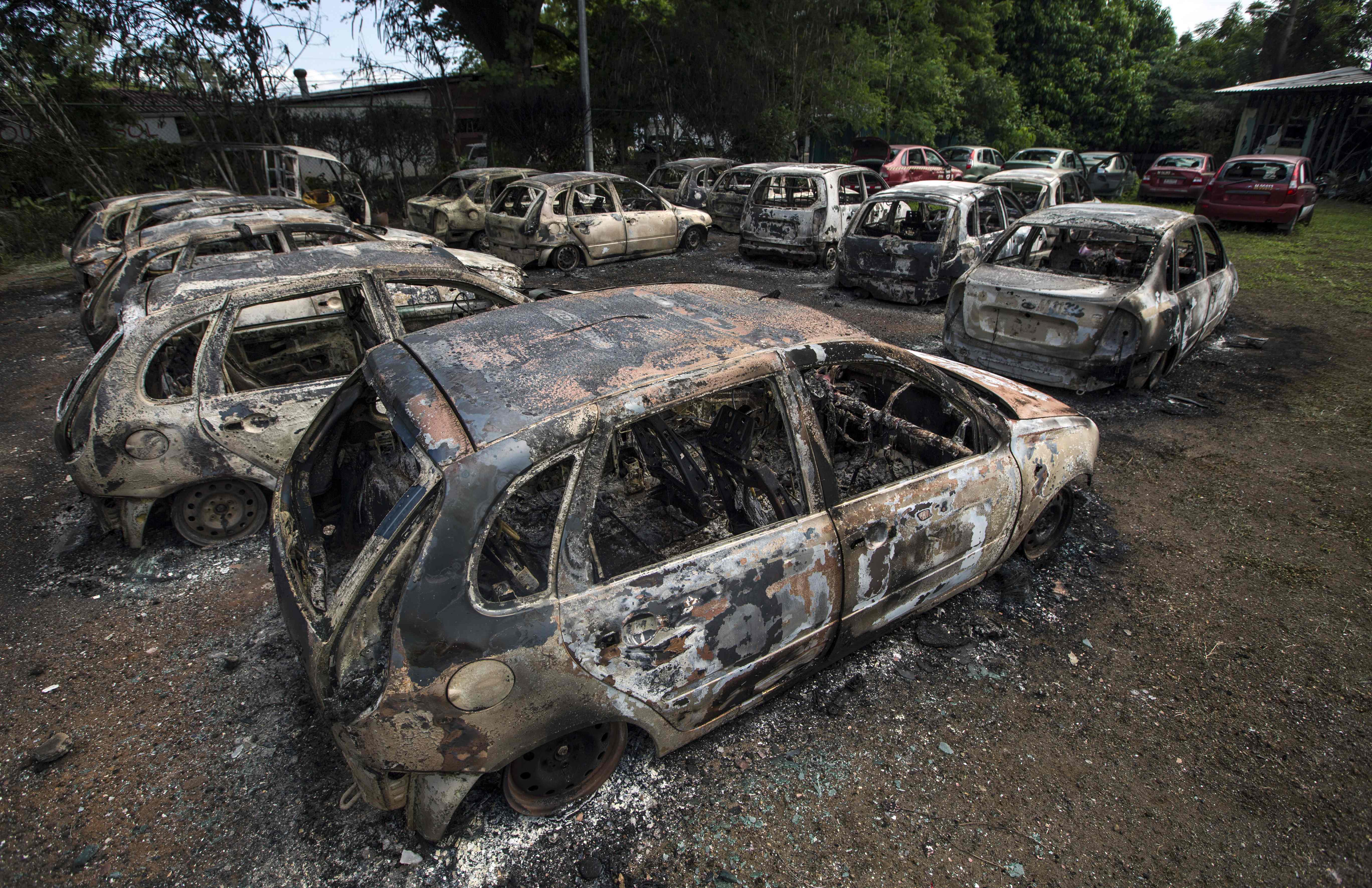 عدد من السيارات التى التهمتها النيران خلال الاحتجاجات