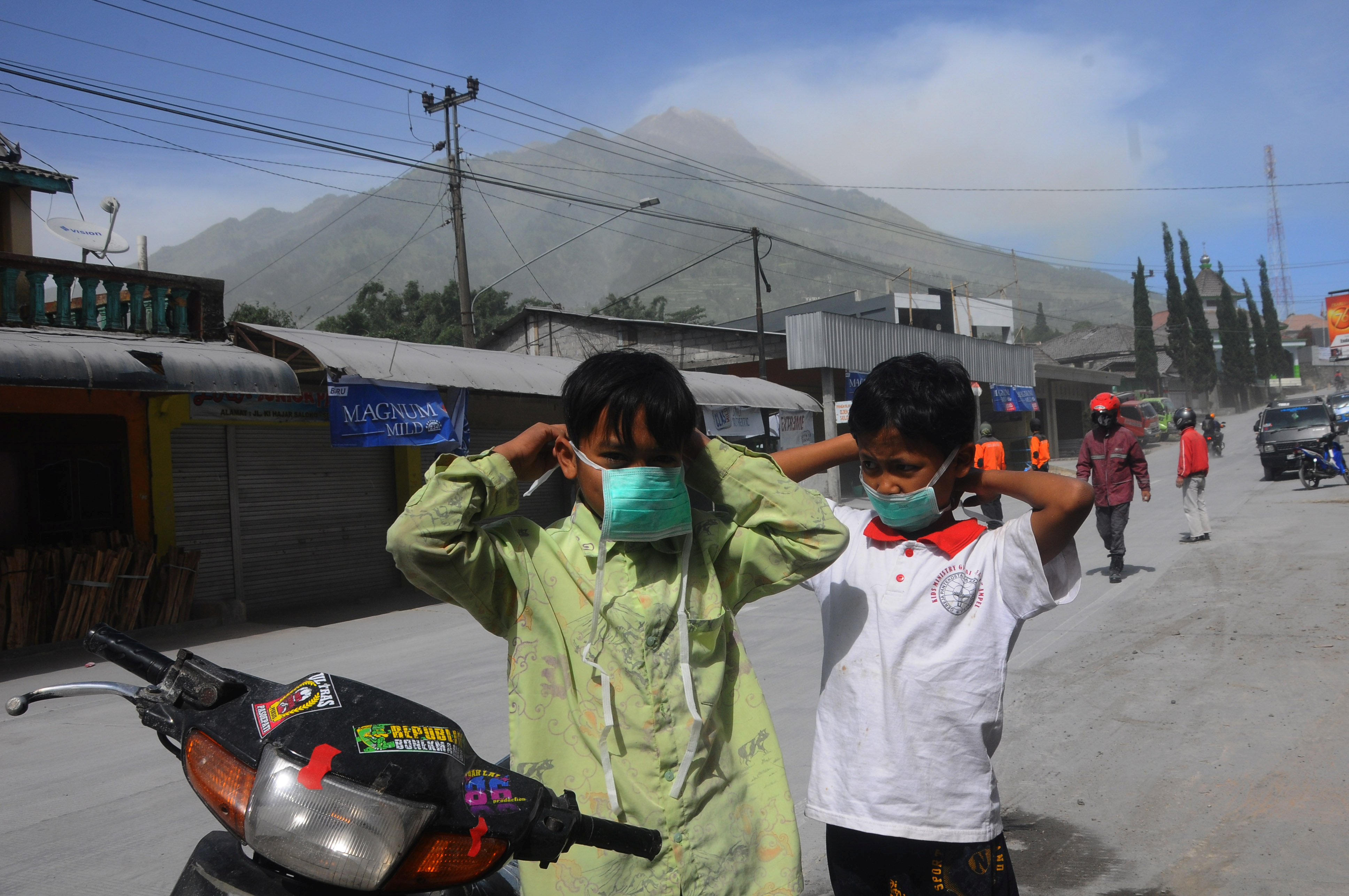 صور انبعاث دخان من بركان فى اندونيسيا (8)