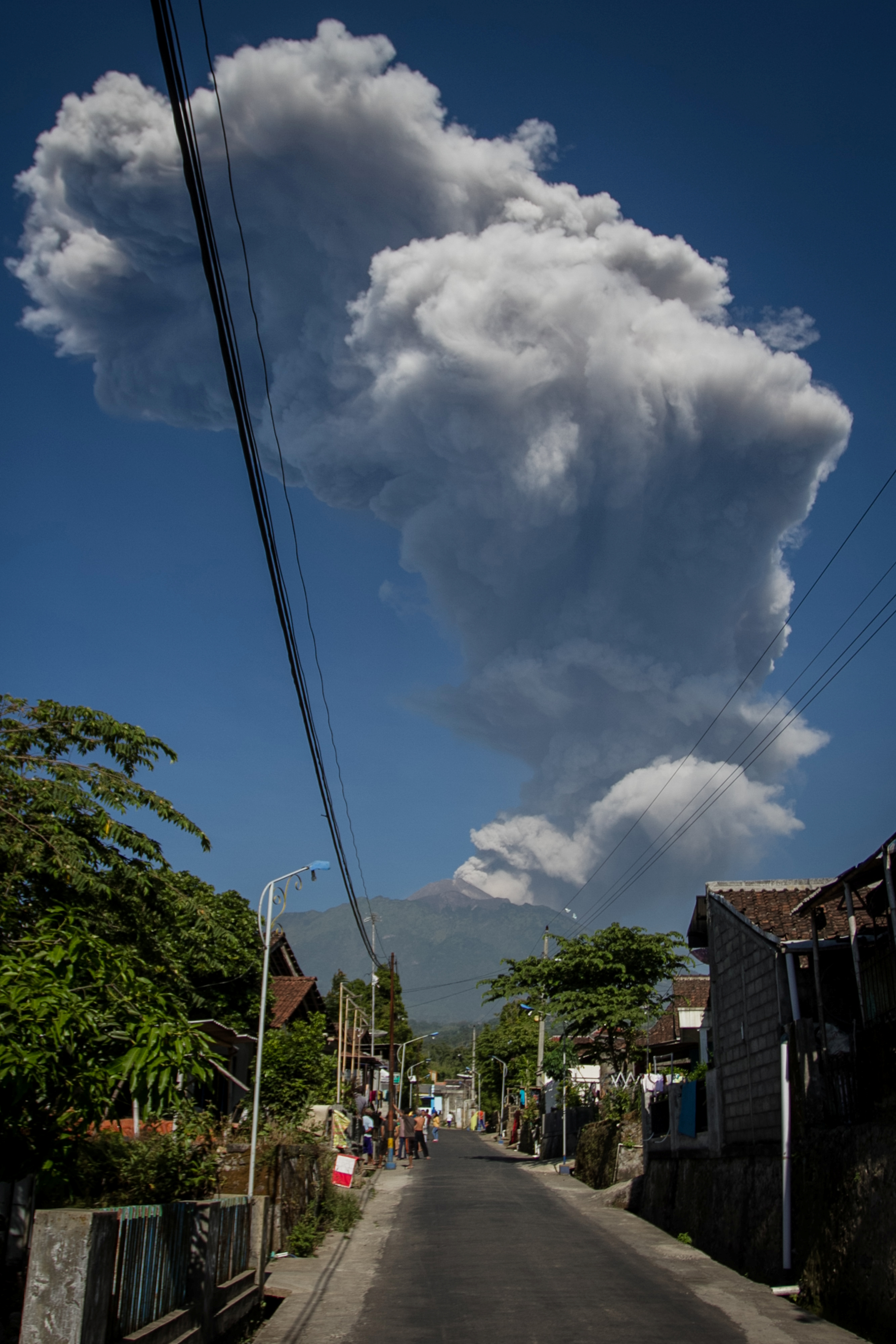 صور انبعاث دخان من بركان فى اندونيسيا (9)