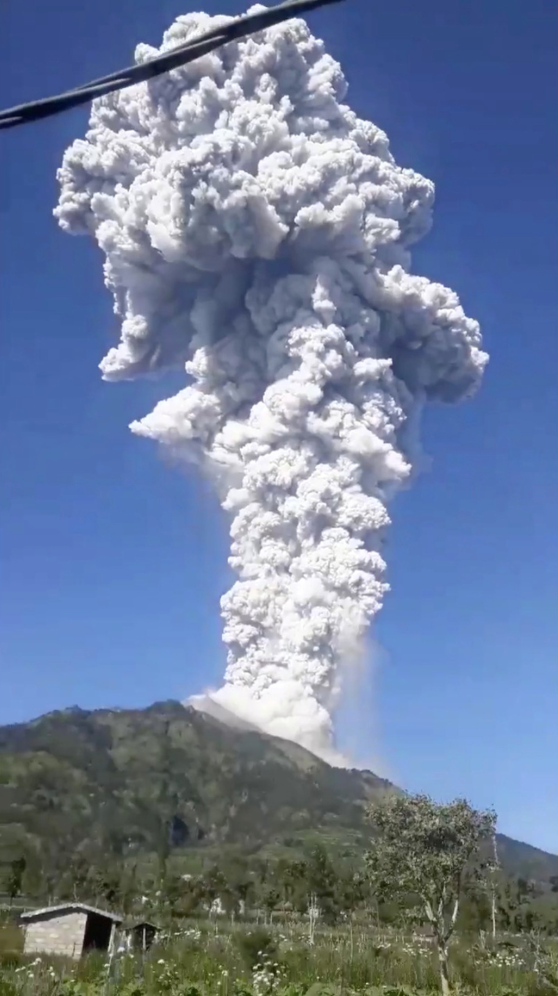 صور انبعاث دخان من بركان فى اندونيسيا (5)