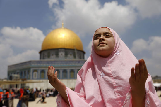 طفلة فلسطينية تتوجه إلى الله بالدعاء من أمام المسجد الأقصى