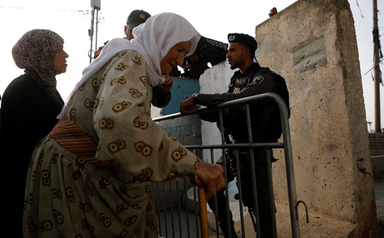 مسنة فلسطينية تعبر إلى المسجد الأقصى لأداء صلاة الجمعة