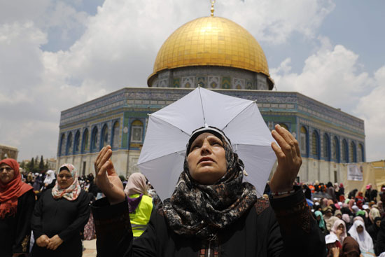 سيدة فلسطينية تتوجه إلى الله بالدعاء من أمام المسجد الأقصى