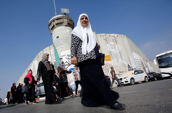 سيدات الضفة الغربية يعبرن الحواجز الإسرائيلية باتجاه القدس