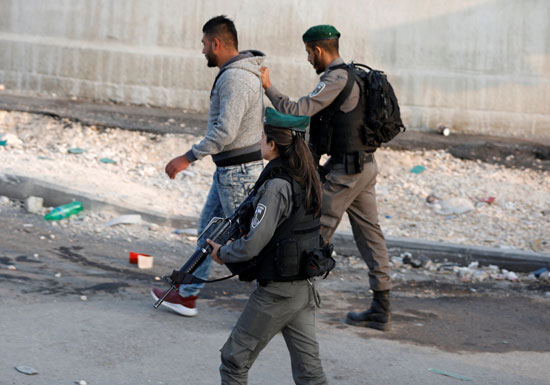 قوات الاحتلال تعتقل شاب فلسطينى بالضفة الغربية