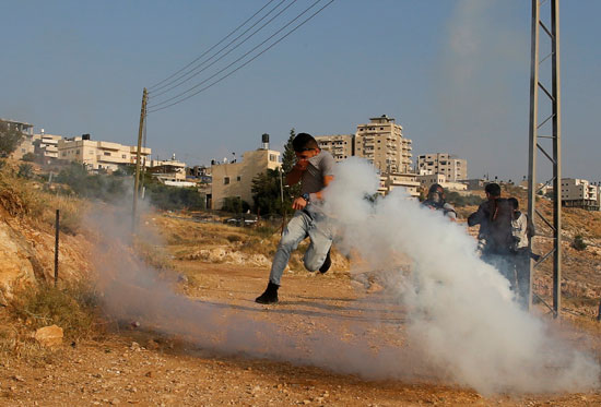 شرطة الاحتلال تضرب الشباب الفلسطينى بقنابل الغاز