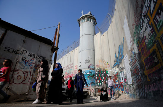 فلسطينيات تتوجهن إلى القدس لأداء صلاة الجمعة