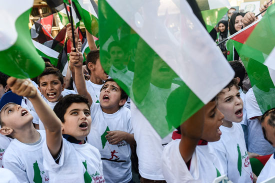 الأطفال يشاركون فى مظاهرات إحياء ذكرى ضحايا أسطول الحرية