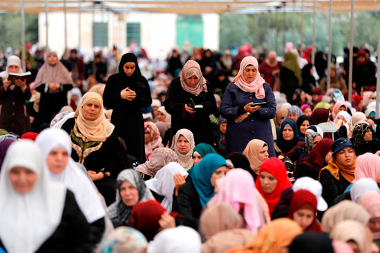 سيدات فلسطين يؤدين صلاة الجمعة فى المسجد الأقصى