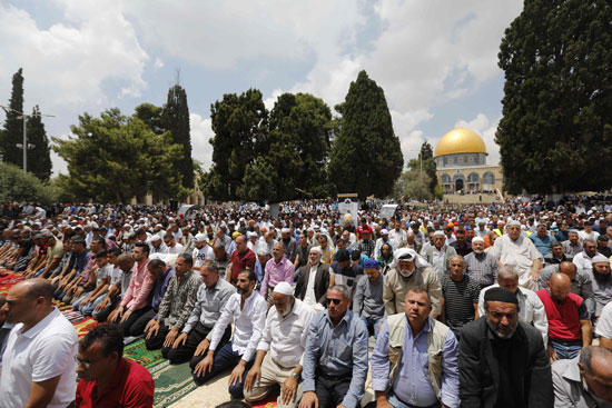 فلسطينيون يؤدون صلاة الجمعة فى المسجد الأقصى