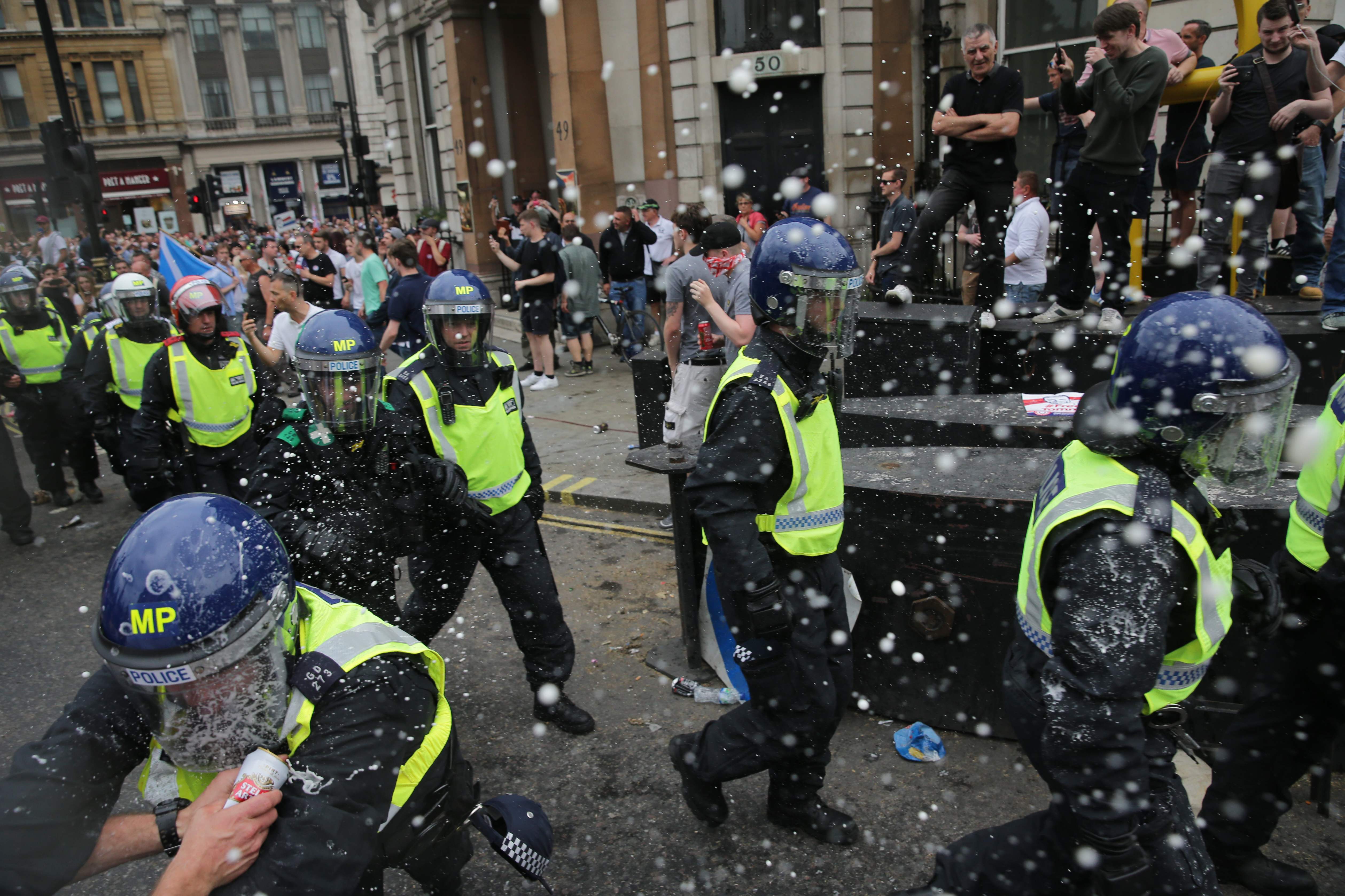 انتشار الشرطة البريطانية بمحيط الاحتجاجات