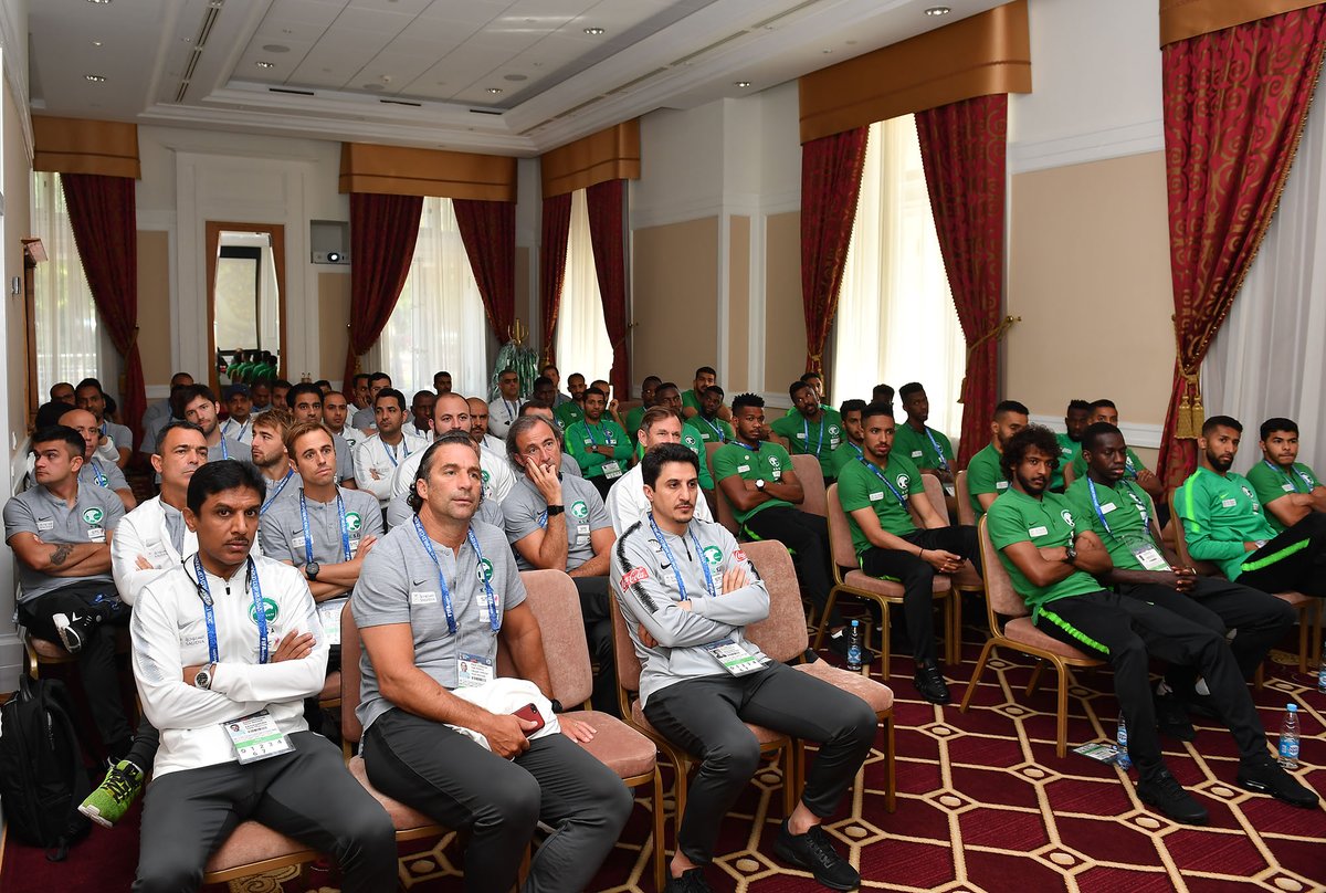 منتخب السعودية يجتمع مع وفد اللجنة المنظمة للمونديال