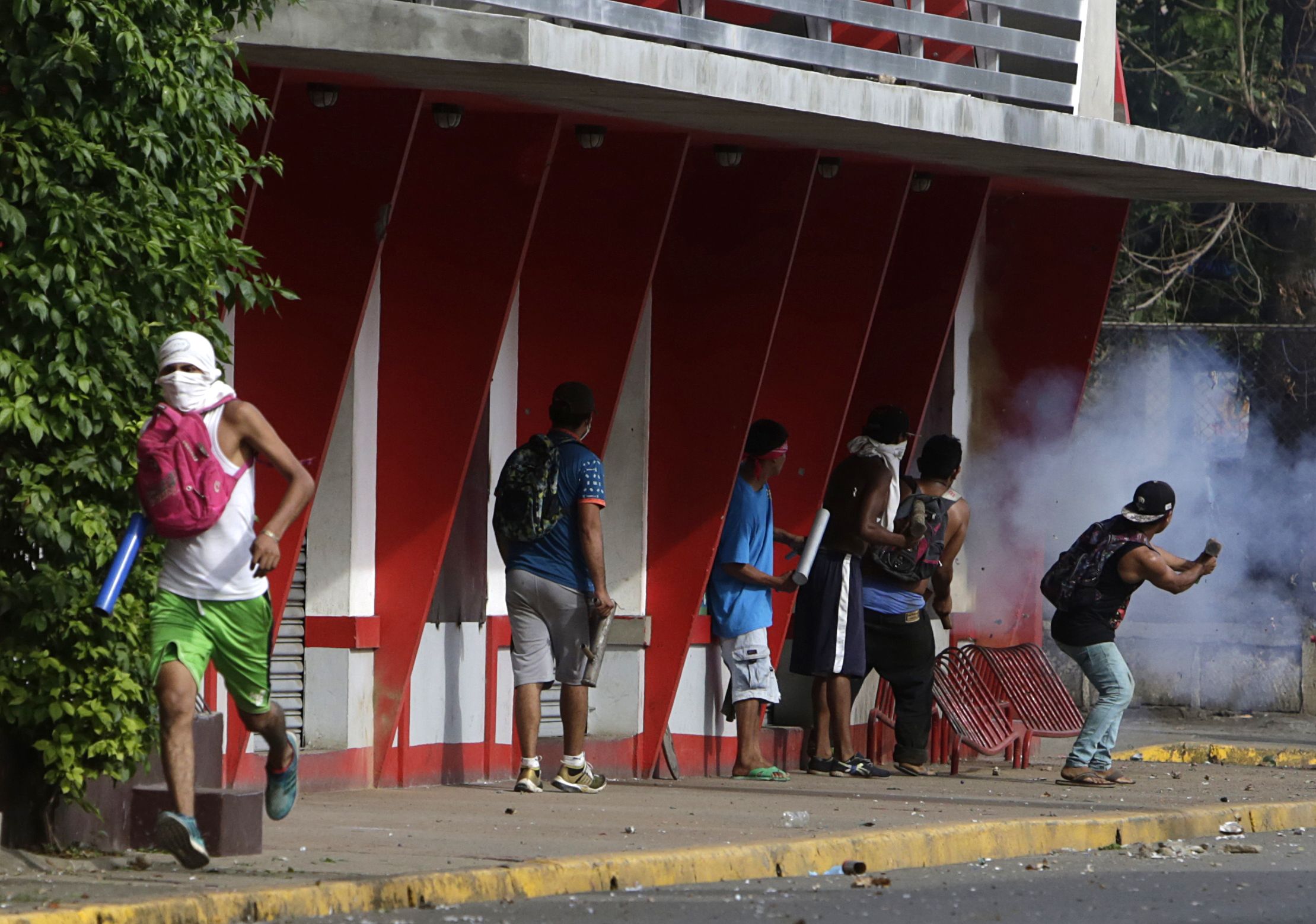 متظاهرو نيكاراجوا يشتبكون مع الشرطة