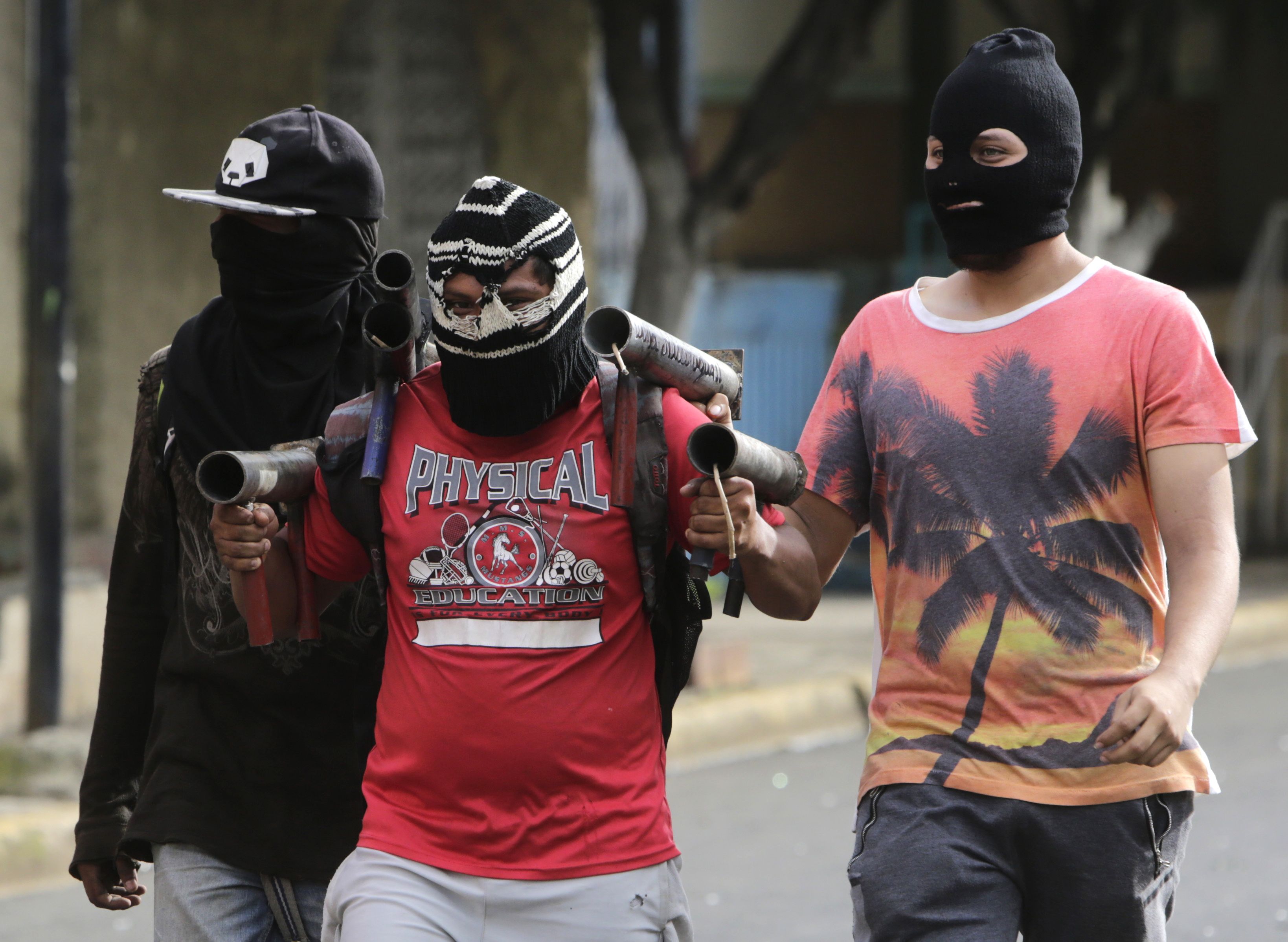 متظاهرو نيكاراجوا يحملون مدافع نيكاراجوا