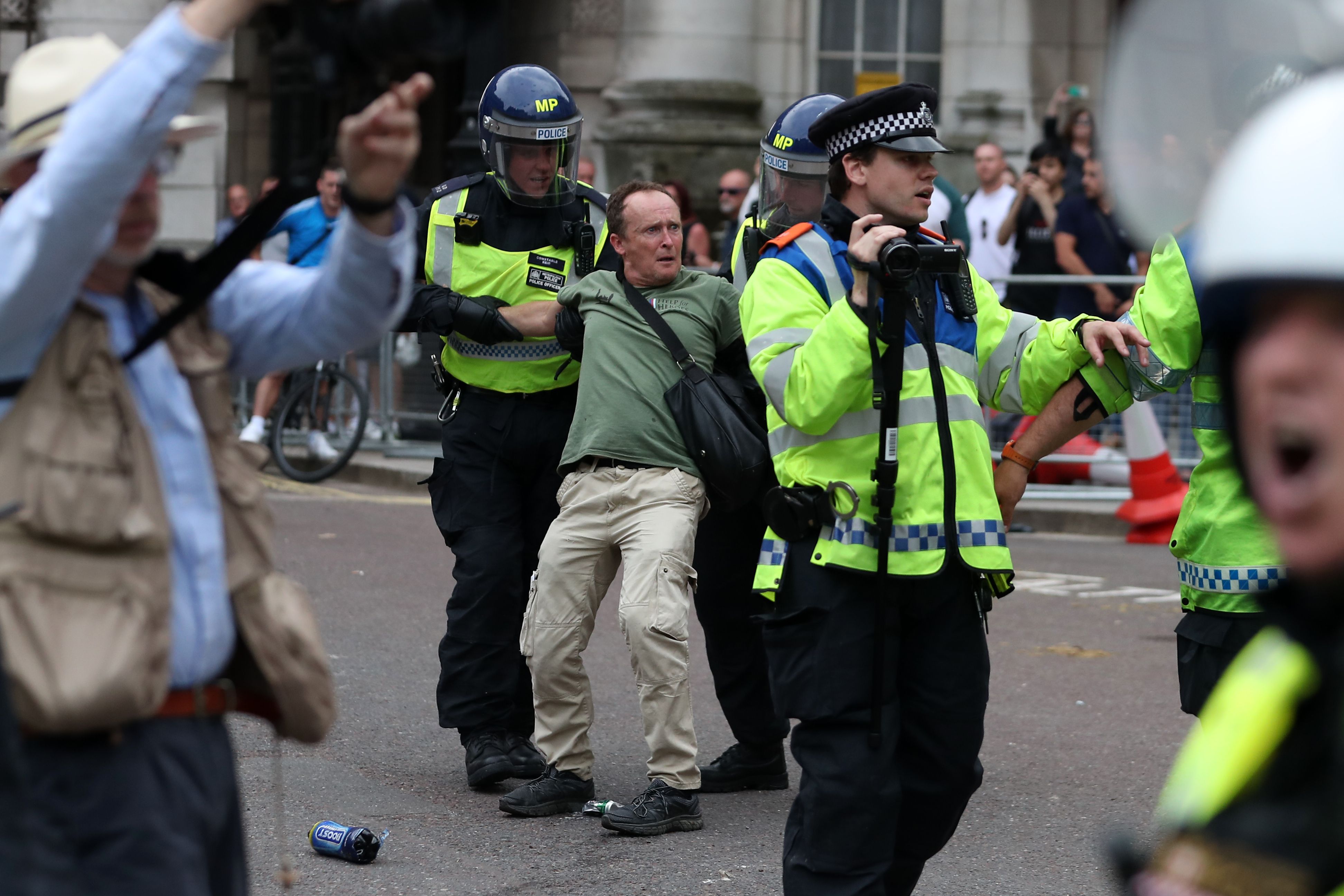 القبض على متظاهر