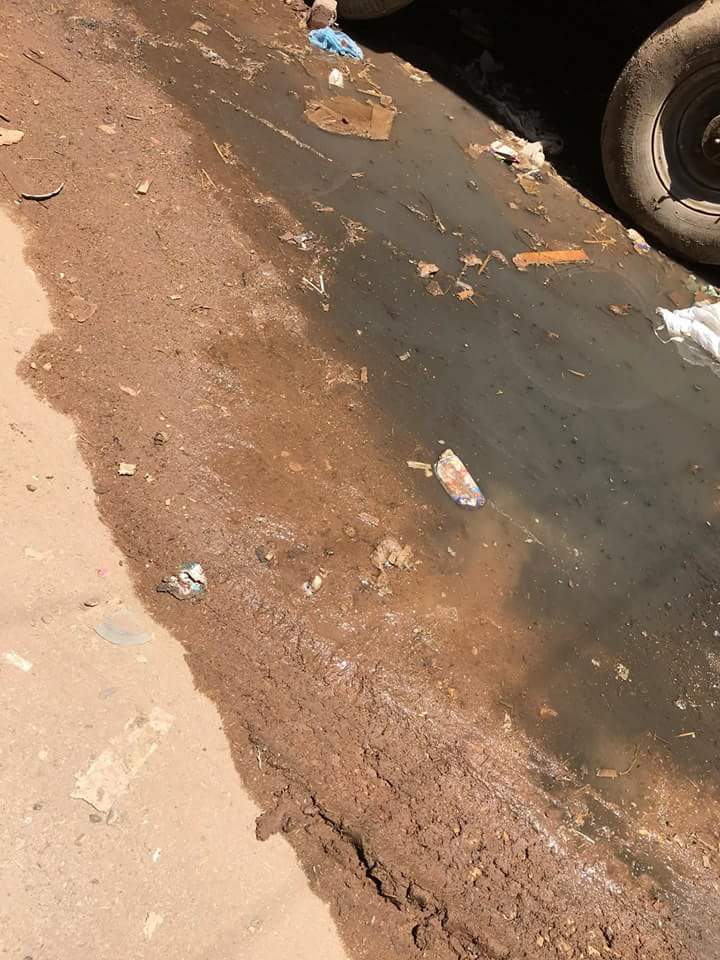 مياه الصرف الصحي تغرق الشوارع